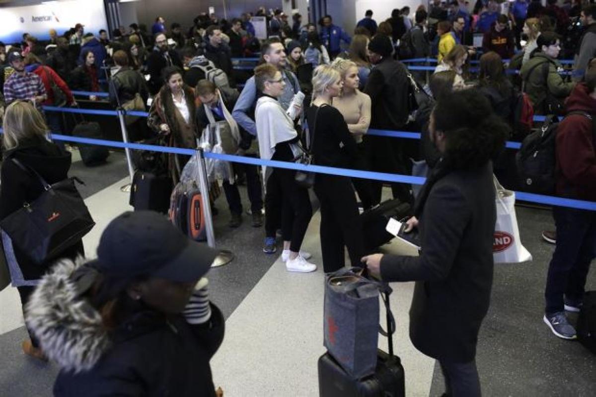 US Customs computer collapse leaves thousands of passengers waiting